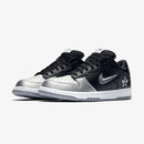 Supreme x Nike SB Dunk Low QS Metallic Silver - DRIP DOS ARTISTAS 
