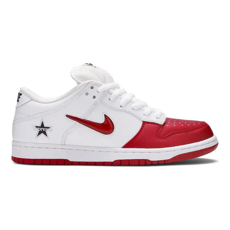 Supreme x Nike SB Dunk Low Varsity Red - DRIP DOS ARTISTAS 
