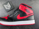 Air Jordan 1 Mid Alternate Bred (2022) - DRIP DOS ARTISTAS 