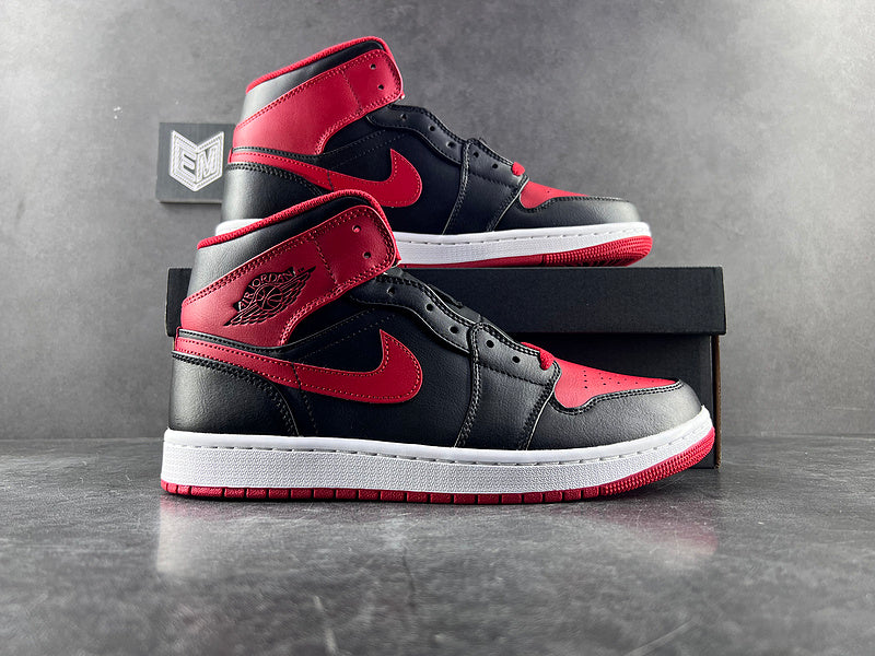 Air Jordan 1 Mid Alternate Bred (2022) - DRIP DOS ARTISTAS 