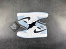 Air Jordan 1 Mid SE Ice Blue (2023) - DRIP DOS ARTISTAS 