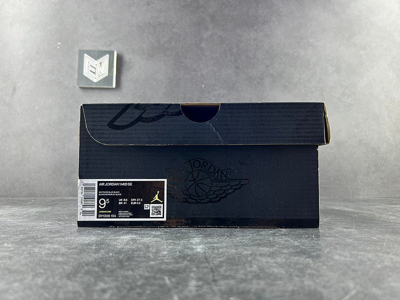 Air Jordan 1 Mid SE Ice Blue (2023) - DRIP DOS ARTISTAS 